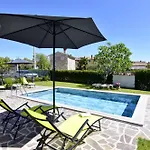 Modern With Shared Pool Lägenhet Cepljani