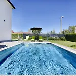 Modern With Shared Pool Lägenhet Cepljani