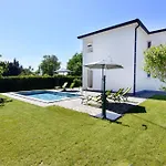 Modern With Shared Pool