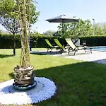 Lägenhet Modern With Shared Pool Cepljani