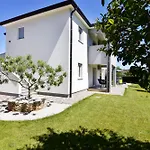 Modern With Shared Pool *