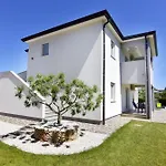 Lägenhet Modern With Shared Pool Cepljani