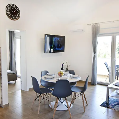 Modern With Shared Pool *