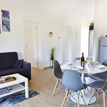 Apartman Modern With Shared Pool