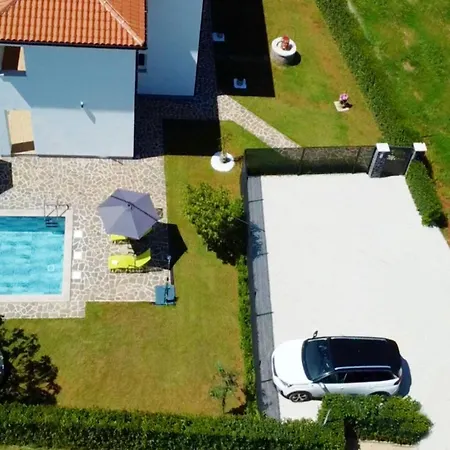 Modern With Shared Pool