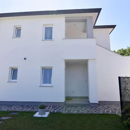 Modern With Shared Pool