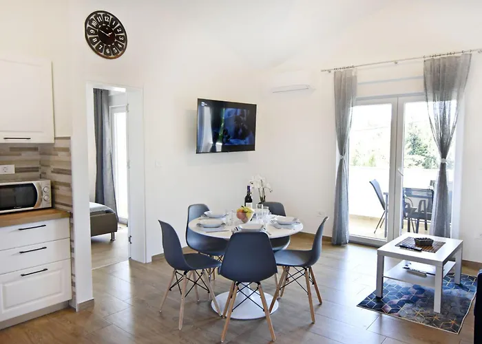 Modern With Shared Pool *