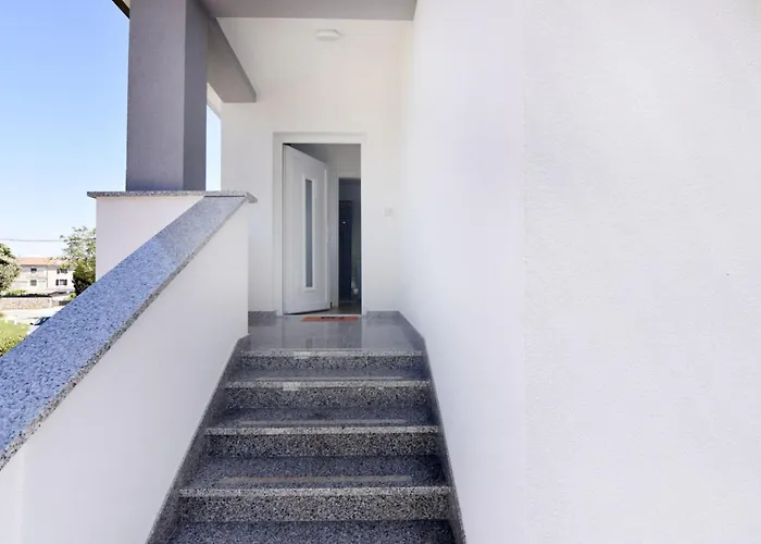 Modern With Shared Pool Apartman Cepljani