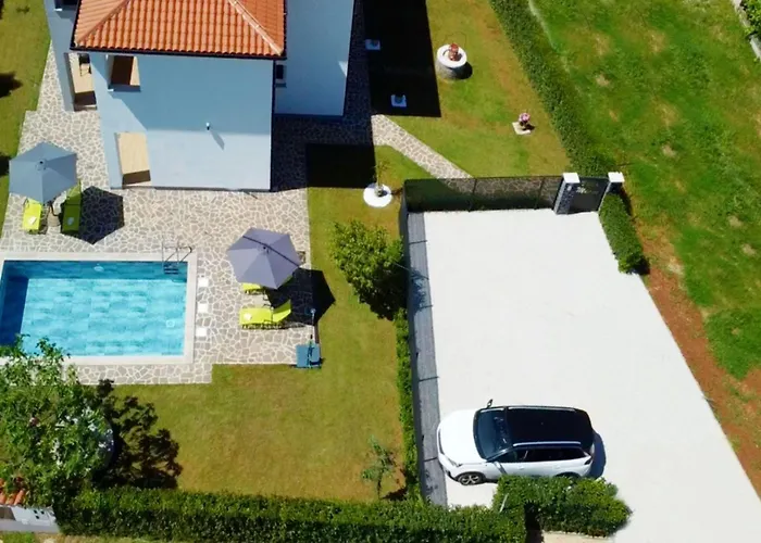 Modern With Shared Pool