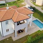 Modern With Shared Pool Apartmán