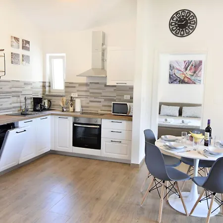 Modern With Shared Pool Apartment *