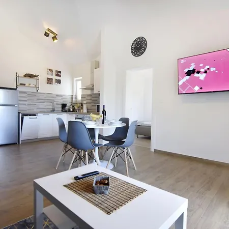 Apartment Modern With Shared Pool Cepljani