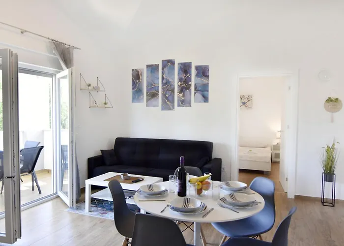 Modern With Shared Pool