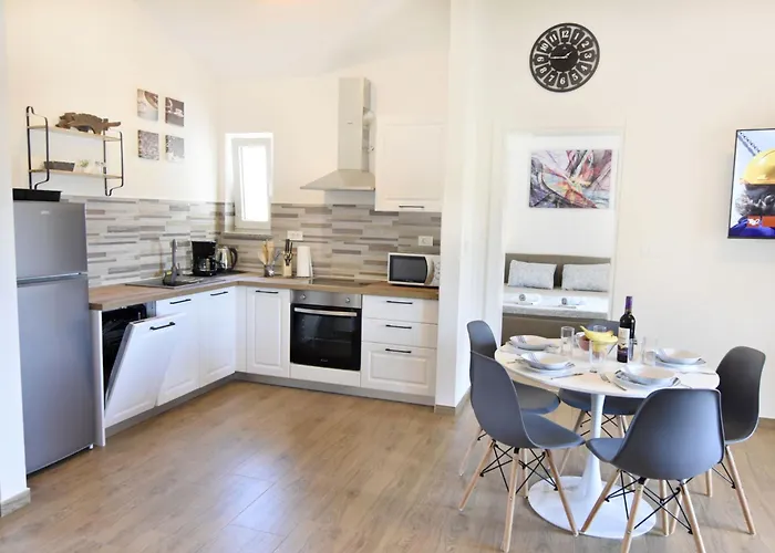 Modern With Shared Pool Apartment *