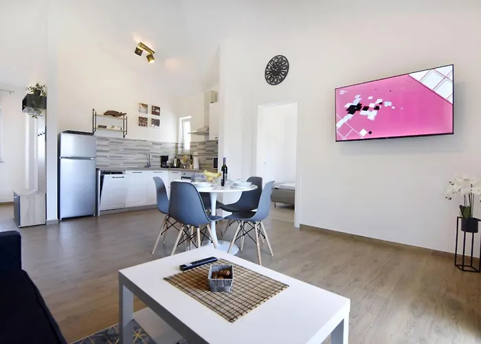 Apartment Modern With Shared Pool Cepljani