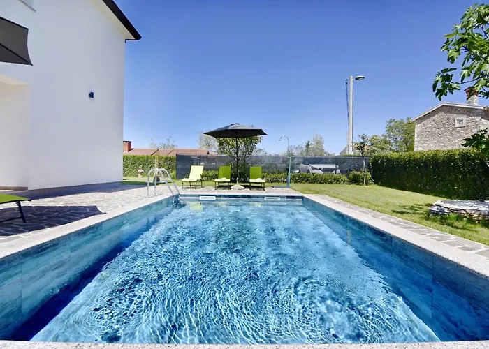 Modern With Shared Pool Apartament Cepljani
