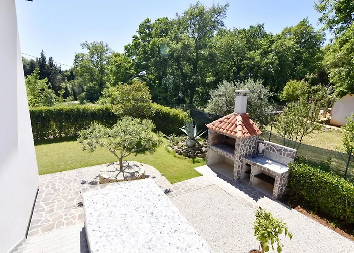 Modern With Shared Pool Apartment *