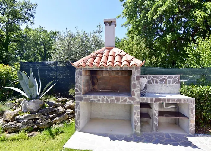 Modern With Shared Pool *