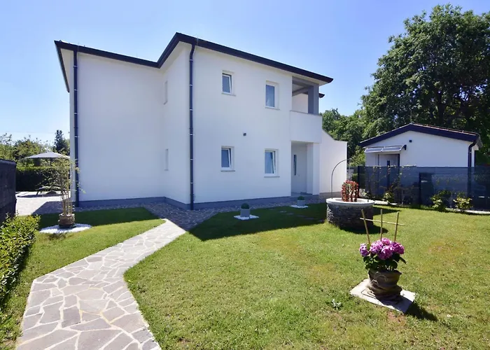 Apartament Modern With Shared Pool