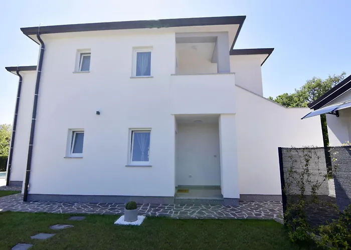 Modern With Shared Pool