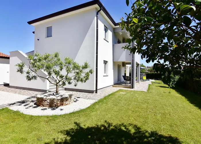 Modern With Shared Pool *